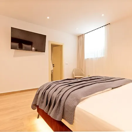 Luxury Splite Moj בית הארחה 4*